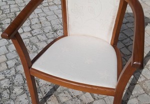 Cadeira em madeira maciça de castanho