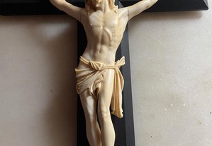 Escultura de Jesus em crucifixo de bano