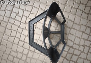 Suporte para enrolar uma mangueira ou cano de aspirador