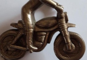 Peça decorativa em bronze motociclista