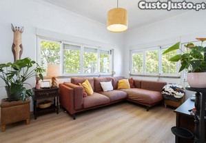 Encantador T2 em Almada: Conforto Moderno e Charme Clássico à Sua Espera!