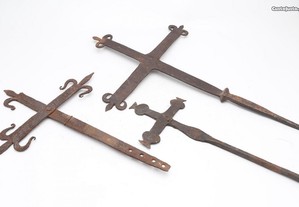 Conjunto de 3 cruzes em ferro forjado Sec. XVI - XVIII