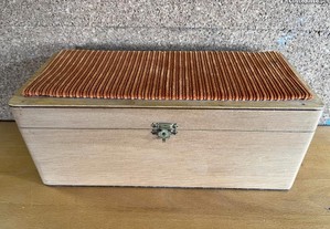 Caixa guarda-joias rectangular com tampa revestida a veludo (já c/ portes)