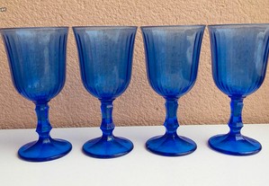 Conjunto copos vintage com pés em vidro azul