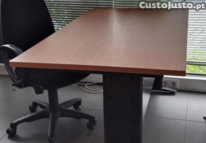 Secretaria de escritório com cadeira.