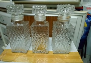 Garrafas antigas de licor ou whisky em vidro branco lapidado
