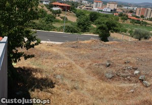 Terreno de 4 frentes para moradia