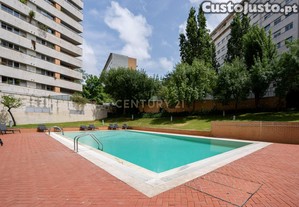 T3 com Estacionamento e Piscina em Lisboa para