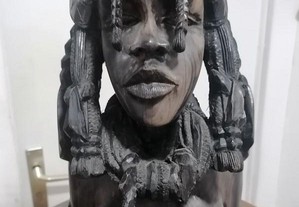 Escultura em madeira de ébano de penteado de mulher indígena
