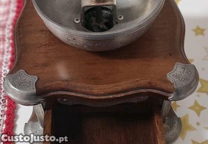 Moinho de café em estanho e madeira