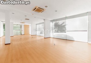 Loja Comercial Com Excelente Montra E...