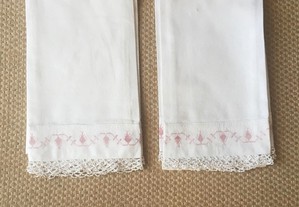 Par de toalhas bordadas antigas com renda