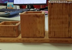 Suporte em madeira para material escolar