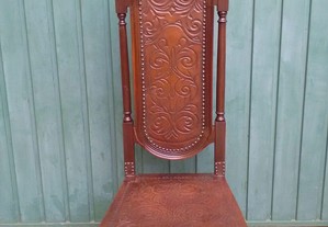 Quatro cadeiras estilo roial em madeira maciça, assento e costas em couro gravado, impecável