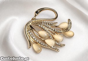 Alfinete dourado em forma de cisne com cristais