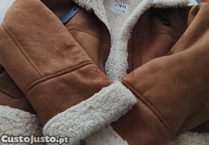 Bluso de cor camel forrado em pelo