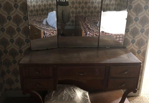 Aparador de quarto maciço com espelhos móvel antigo