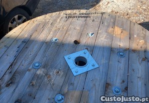 Mesa de jardim em madeira macia, 80cm por 1.40m, bom estado