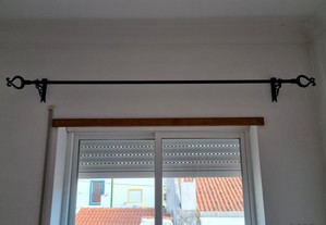 Varão para cortinado em ferro c/ 1.55 m comprimento + acessórios