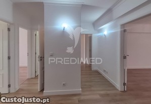 Apartamento t3 totalmente remodelado, situado na prestigiada estrada da luz, uma das zonas residenciais mais valorizadas e de li