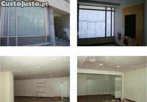Estabelecimento comercial com 187 m²   localização central no porto
