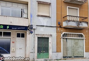 Prédio composto de uma loja e 2 apartamentos