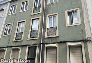 Oportunidade em Lisboa: Alcântara T2 para Recuperar
