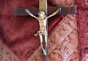 Cristo muito antigo em bronze, cruz em madeira