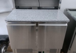 Saladete refrigerada com 2 portas e zona superior para containers (900x700x1100mm)