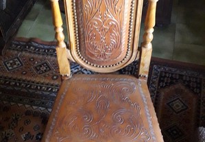 Cadeiras antigas em madeira
