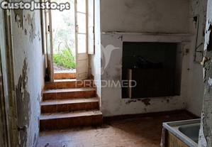 Moradia t3 para recuperar, centro histórico de santiago do cacém.