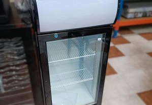 Armário refrigerado com porta em vidro e display (80lts)