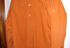 Camisa cor de laranja, manga comprida e camisa cor preta, manga curta