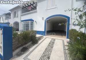 Moradia em banda t4 com logradouro e garagem
