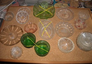 Diversos pratos e taças antigas em vidro trabalhado