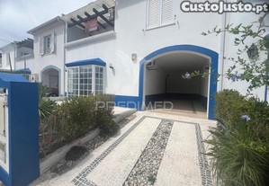 Moradia em banda t4 com logradouro e garagem