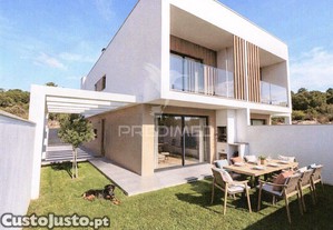 2 suítes (20,31 e 17,51m2), churrasqueira, sala c/ excelente exposição solar