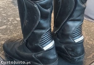 um par de botas de moto para homen