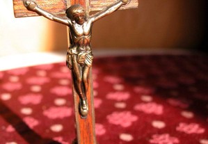 Cristo em latão com cruz e peanha em madeira