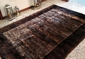 Carpete em tons de castanho