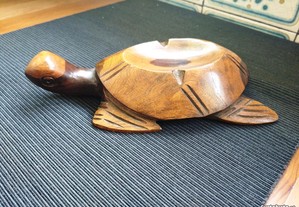 Cinzeiro tartaruga em madeira maciça e esculpida
