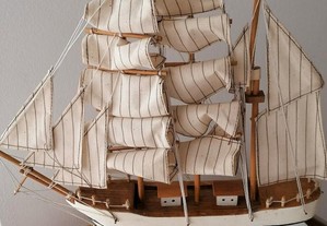 Barco veleiro de decoração em madeira e pano