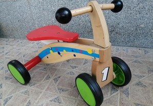 Triciclo de madeira