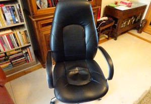 Cadeira de braços longos para secretária.