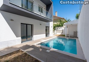 Moradia T4+1 em Famões: Luxo, Conforto e Vista Deslumbrante