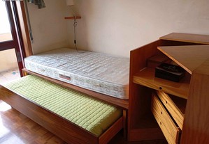 Mobília de quarto com 3 camas de solteiro em pau-ferro.