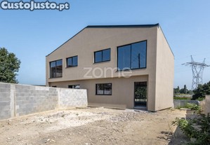 Moradia T3 Nova Com Terraço E Jardim, Na Cidade...