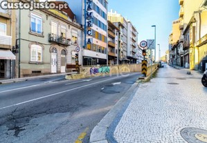 Loja Com 2 Pisos Na Rua Faria Guimarães, Porto...
