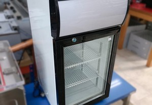 Armário refrigerado com porta de vidro e display (50lts)