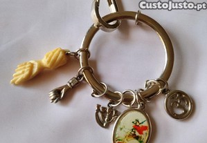Chaveiro com 4 pingentes/amuletos